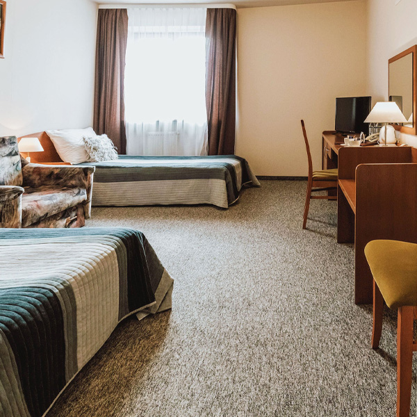 Pokój Twin Classic z dwoma osobnymi łóżkami i biurkiem – Nova Hotel Radom