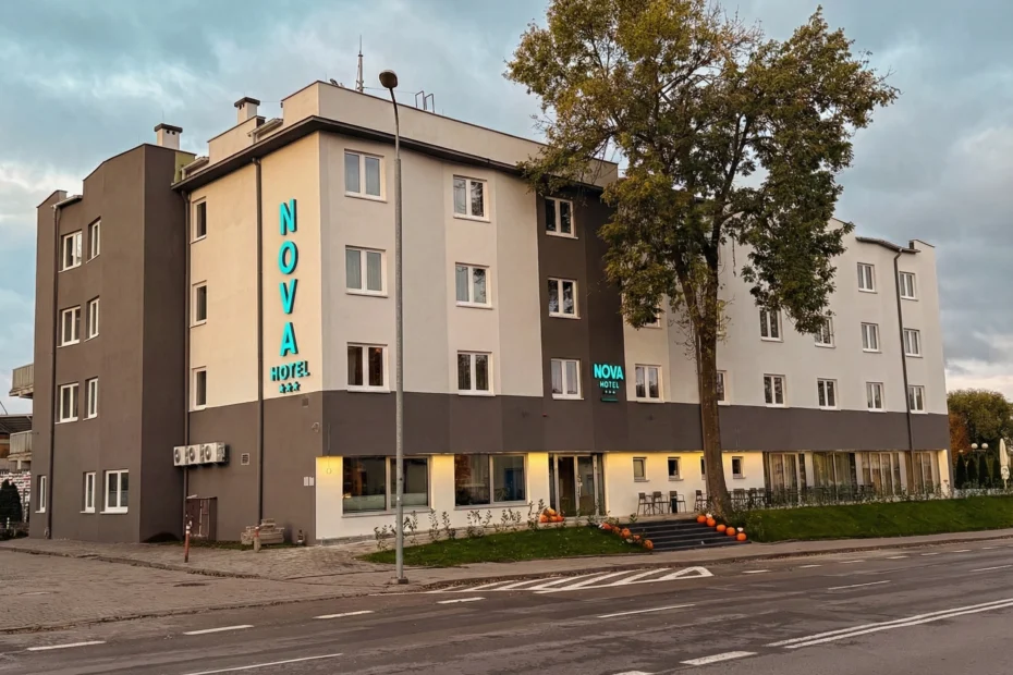 Fasada 3-gwiazdkowego Hotelu Nova w Radomiu – widok od ulicy.