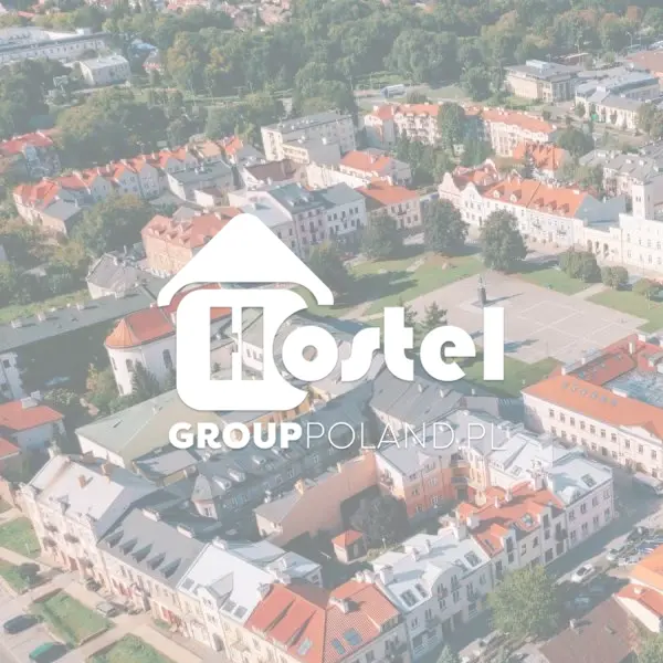 Logo sieci HostelGroupPoland – dom z literą H i nazwą grupy