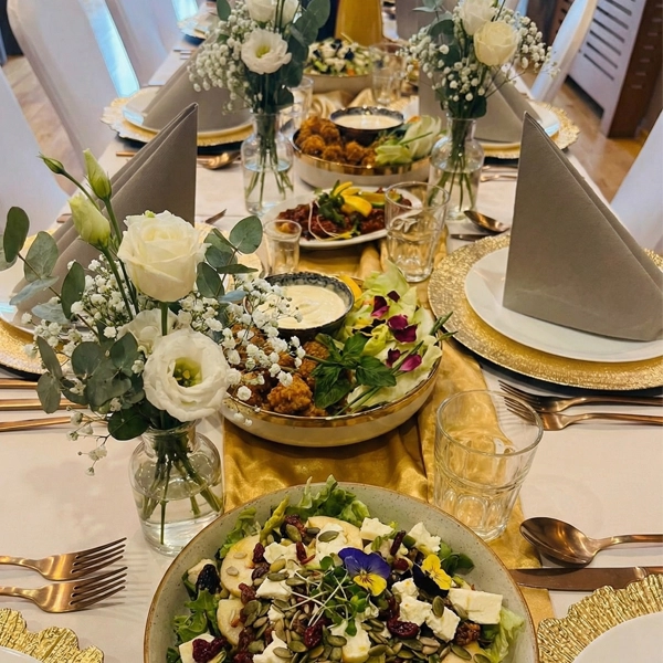 Przyjęcie okolicznościowe w Nova Hotel Radom - długi stół, dekoracje, elegancka sala