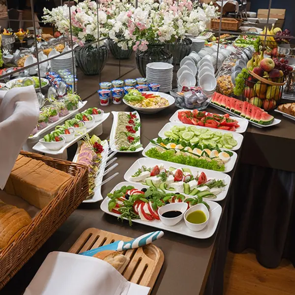 Bufet śniadaniowy w Nova Hotel Radom – świeże produkty, sałatki, pieczywo