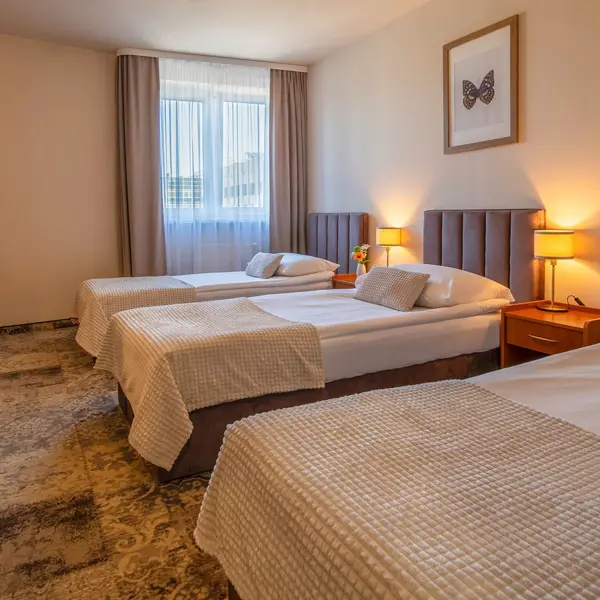 Pokój trzyosobowy premium z trzema łóżkami i nowoczesnym wnętrzem – Nova Hotel Radom